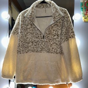 Sherpa pullover with cheetah print